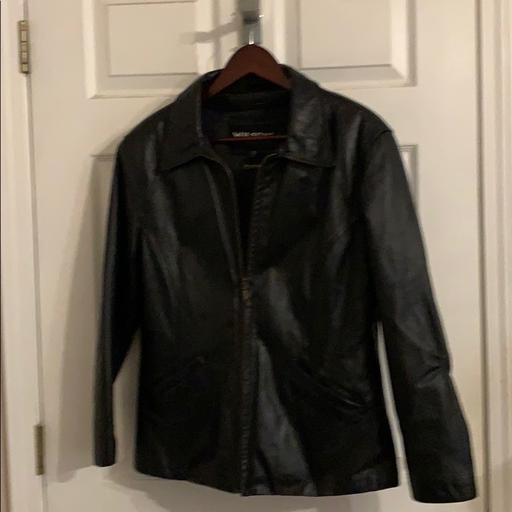 100 % women’s black fitted leather jacket